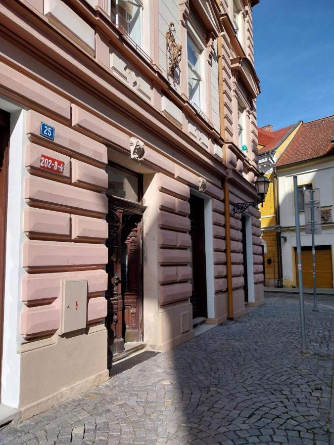 Apartman V Centru Na Velkem Namesti Hradec Králové Exterior foto